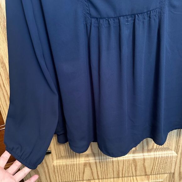 Elegant Navy Blue Blouse - Picture 4 of 8